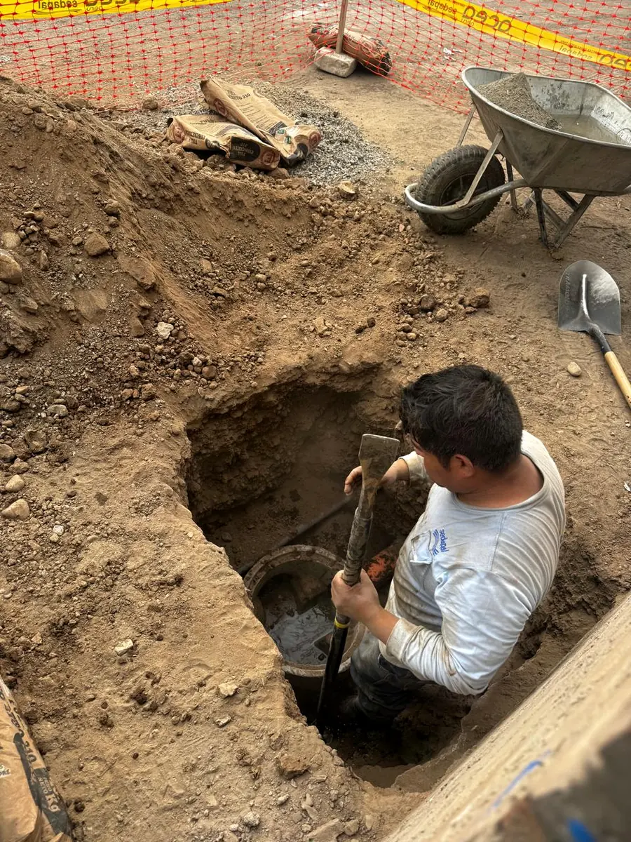 Obrero excavando una zanja en una obra de Lima