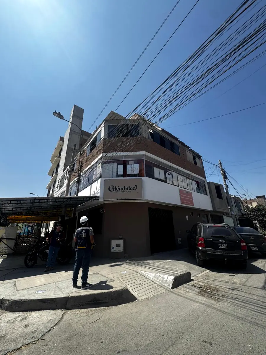 Supervisor en la esquina de un edificio comercial